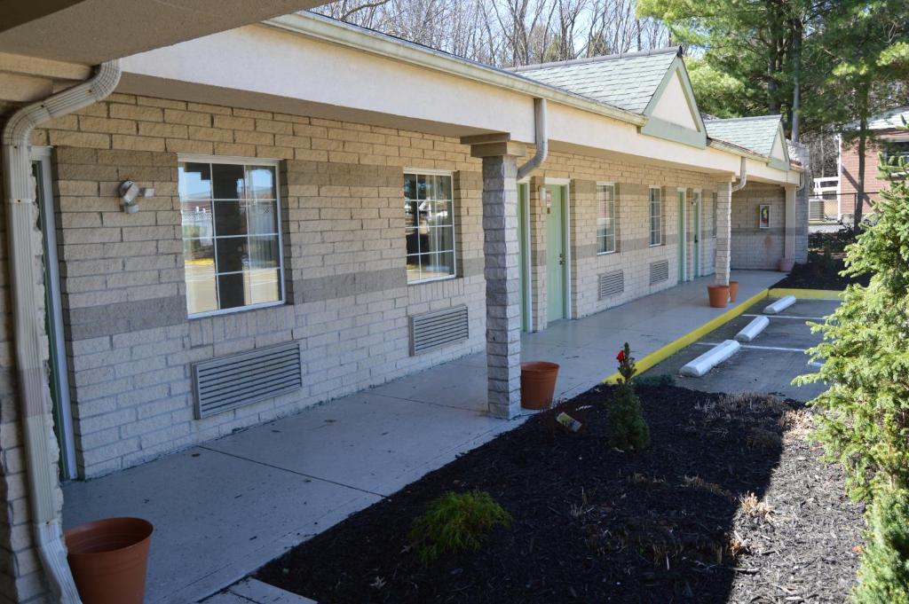 Economy Inn Cuyahoga Falls Main image 1